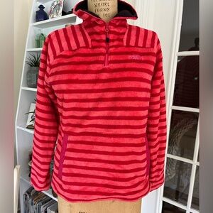 Adorable north face size M heavy fleece quarter zip